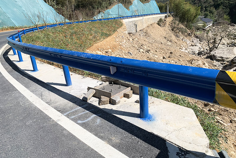 公路防護(hù)欄選擇什么漆？公路防撞護(hù)欄油漆怎么做？